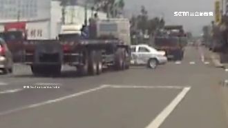 視線死角！拖板車撞轎車90度推著走