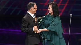 金鐘52　丁松筠獲特殊貢獻獎弟弟丁松青代領第52屆電視金鐘獎30日頒發特殊貢獻獎給已故神父丁松筠，由藝人崔苔菁（右）擔任引言及頒獎人，丁松筠的弟弟丁松青（左）代領獎項。中央社記者徐肇昌攝　106年9月30日