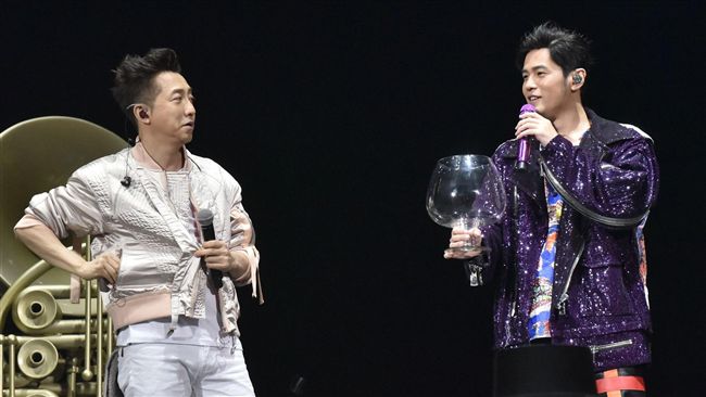 周董爆對哈林有疙瘩　演唱會上大和解