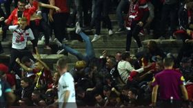 法國甲級足球聯賽,亞眠競技俱樂部,護欄倒塌,意外（圖／翻攝自YouTube）