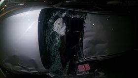 轎車翻覆在馬路中央。（圖／翻攝畫面）