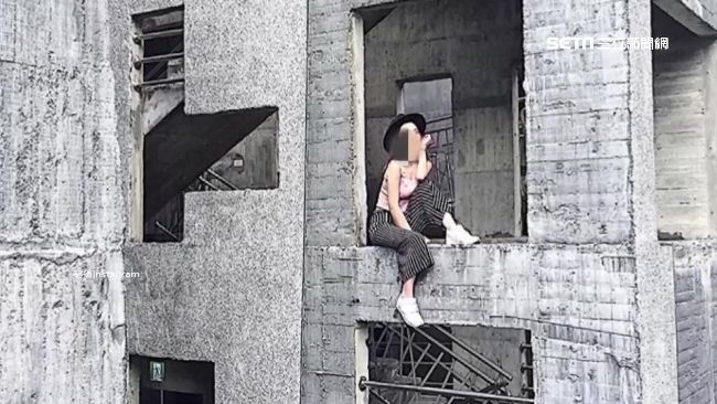 網美一秒變亡美…為讚闖工地登高拍照