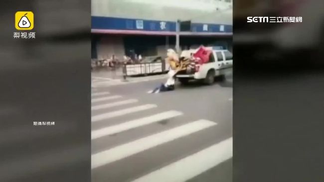驚見愛車被拖吊　女車主急攔車遭拖行