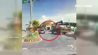 吊車違停路邊　騎士想鑽車結果摔慘了