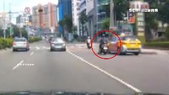 小黃違停擋路　騎士徒手打斷後照鏡