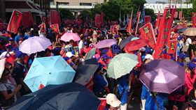 統促黨遊行恰巧碰上史上最熱10月，不少群眾紛紛撐傘阻擋豔陽。（圖／記者游承霖攝）