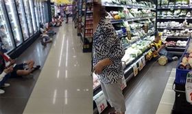 一群人坐賣場地上　網友：以為來到中國（圖／翻攝自爆料公社）