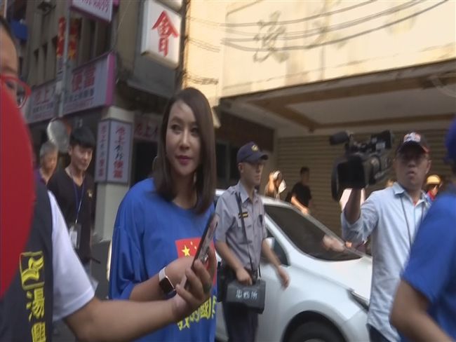 統促遊行嬌點　媒體捕捉邱主任倩影