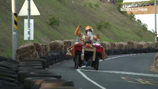 蟑螂在藍白拖上甩尾　皂飛車創意無限