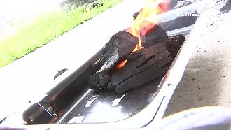 中秋烤肉必學！四角堆疊法2分鐘生火