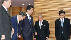 安倍解散眾議院日本首相安倍晉三（圖中）9月28日上午在官邸出席內閣會議，之後正式解散眾議院，為提前大選鋪路。（共同社提供）中央社　106年9月28日