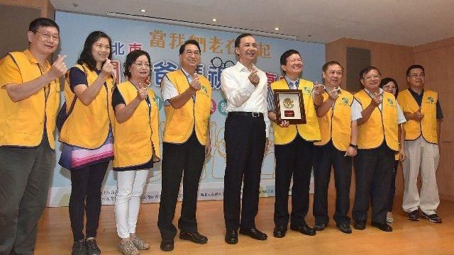 贈送老花眼鏡　朱立倫籲關懷長輩視力