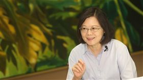 內閣改組三長皆換　總統：對團隊算蠻大變化談及內閣改組，總統蔡英文（圖）接受中央社專訪時表示，對內閣來說，內閣團隊最重要的就是三長，那是一個團隊的核心，按照行政院長賴清德的規劃換了三長，以一個行政團隊來講是蠻大的變化。中央社記者吳家昇攝　106年10月2日