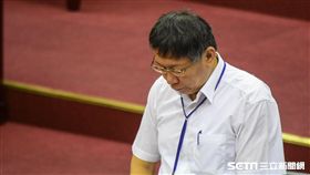 台北市長柯文哲2日赴市議會專案報告，全體起立為李新默哀 圖／記者林敬旻攝