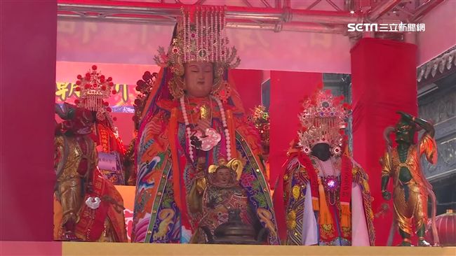 湄洲媽祖來台重頭戲　信眾鑽轎腳祈福