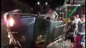 吉普車被撞翻噴飛！駕駛趴車窗求救