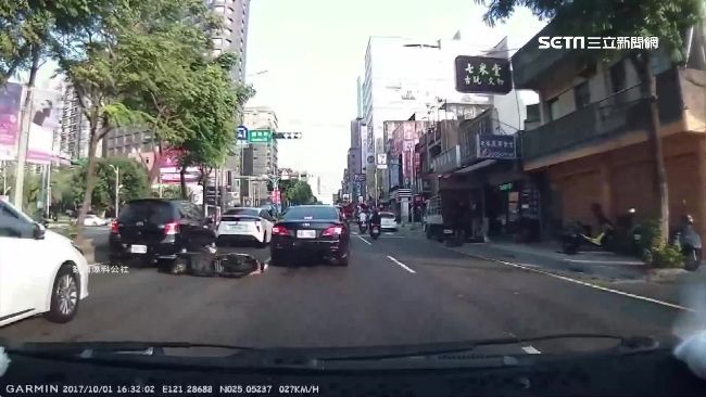 碰碰碰連撞3轎車　鑽縫騎士險遭爆頭