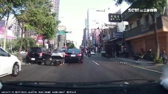 碰碰碰連撞3轎車　鑽縫騎士險遭爆頭