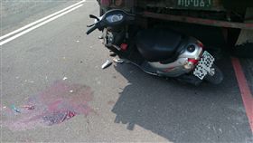 江南不明原因撞上鍾男的砂石車後斗。（圖／翻攝畫面）