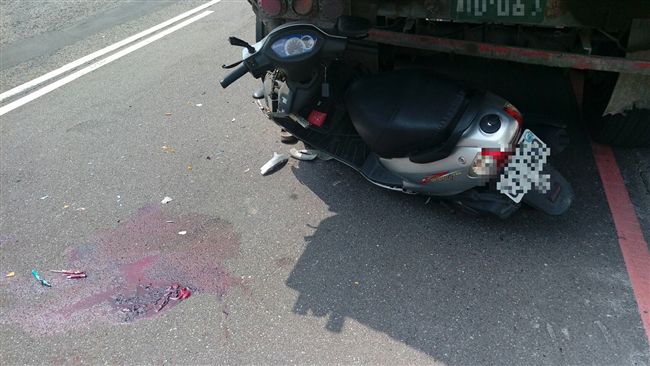 駕駛違停下車小解　騎士撞車後斗身亡