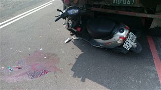 駕駛違停下車小解　騎士撞車後斗身亡