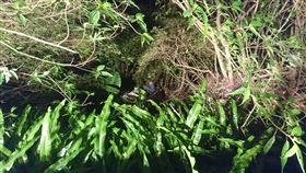 警消把患者送醫急救。（圖／翻攝畫面）