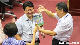 台北市汪志冰送柯文哲油漆 圖／記者林敬旻攝