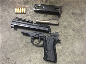 警方在陳男住處發現1把金牛座手槍及5發子彈。（圖／翻攝畫面）