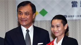 戴資穎獲選十大傑出青年　蘇嘉全致賀立法院長蘇嘉全（左）2日在立法院出席第55屆十大傑出青年當選人公布記者會，為獲選的世界羽球球后戴資穎（右）披上當選彩帶並握手致賀。中央社記者施宗暉攝　106年10月2日