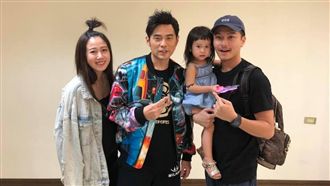 女星挺孕肚合唱　周董：唱一唱就生了