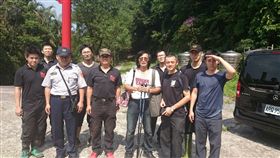 警消人員順利引導葉男下山。（圖／翻攝畫面）