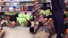 廟會,8+9,便利超商,地板,睡覺,素質,觀感,爆料公社　圖／翻攝自爆料公社　https://goo.gl/8qBURK