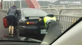 淡水暖警推車  關渡橋不打結
新北市淡水區關渡橋3日大塞車，1輛轎車在橋上拋錨，造成後方回堵。員警到場救援，協助將車輛往前推500公尺，網友直呼「警察辛苦了」。／中央社