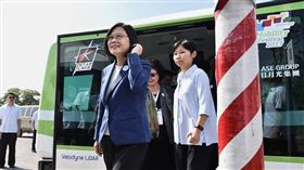 蔡英文總統出席2017年生態交通全球盛典開幕式，搭無人小巴。（翻攝蔡英文臉書）