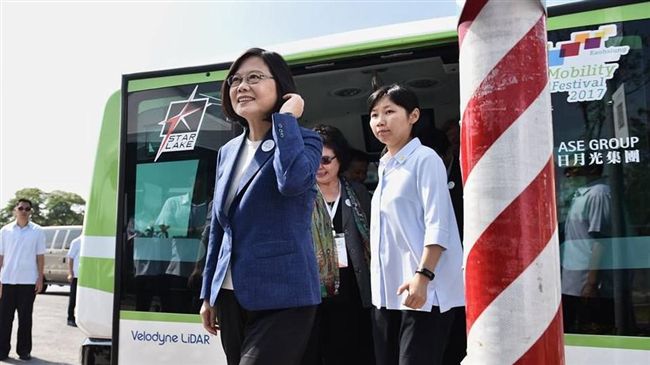 試乘無人小巴　蔡總統力挺生態交通