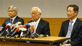 張忠謀親自召開記者會　說明退休大計台積電董事長張忠謀（中）2日宣布，2018年6月股東會後退休。台積電2日下午召開記者會，由張忠謀與兩位總經理暨共同執行長劉德音（右）及魏哲家（左）聯袂出席。中央社  106年10月2日