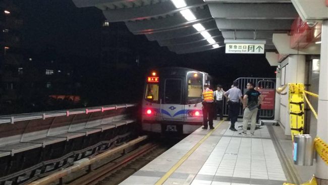 搭捷運手扶梯　老婦腿軟害老翁摔死？