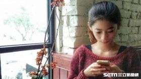 低頭滑手機易使臉部充血和回流出現障礙，恐提高罹患紅臉症風險。(示意圖／之之提供)