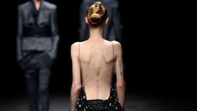 法國當局新規定，任何商業出版品若經過修圖需加警語，否則將重罰。（圖／翻攝電訊報）