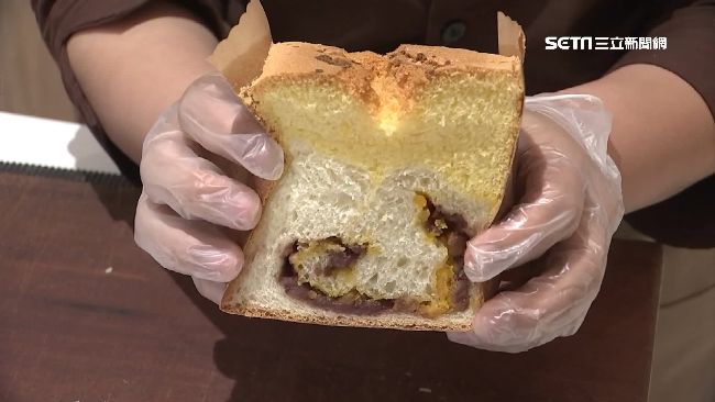 月餅揉進麵糰　烤成「蛋黃酥吐司」