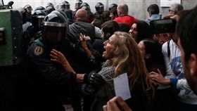加泰隆尼亞公投　鎮暴警察出動阻撓加泰隆尼亞1日舉行獨立公投，鎮暴警察湧入赫羅納省（Girona）一座運動中心的投票所阻止選民投票。（安納杜魯新聞社提供）中央社  106年10月2日