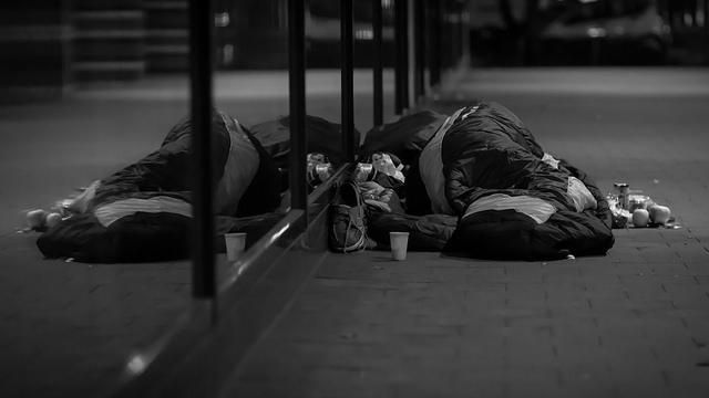 不滿街友市場睡覺　保全持棍打斷肋骨