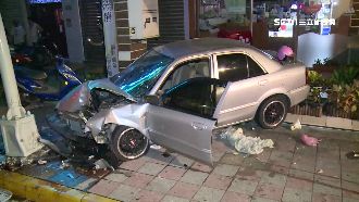 轎車失控自撞燈桿　釀兩傷送醫無大礙