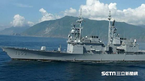 停泊高雄港！左營軍艦遭撞受損