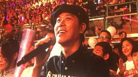 周杰倫演唱會和伍思凱合唱菊花台。（翻攝自微博）