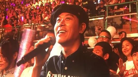 伍思凱現身周董演唱會　驚喜開嗓合唱