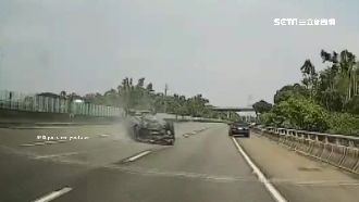 車體翻覆冒煙…賓士國道高速撞護欄