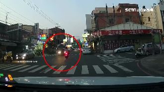 轉彎貨車不禮讓　機車騎士慘遭塞車底