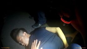 警方將李男壓制在地。（圖／翻攝畫面）