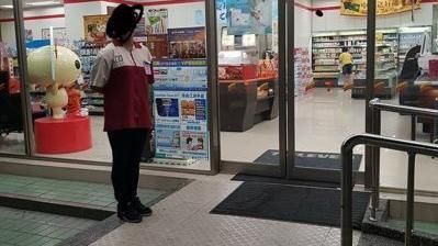 店員遭罰站門外鞠躬　網友怒：拒買！